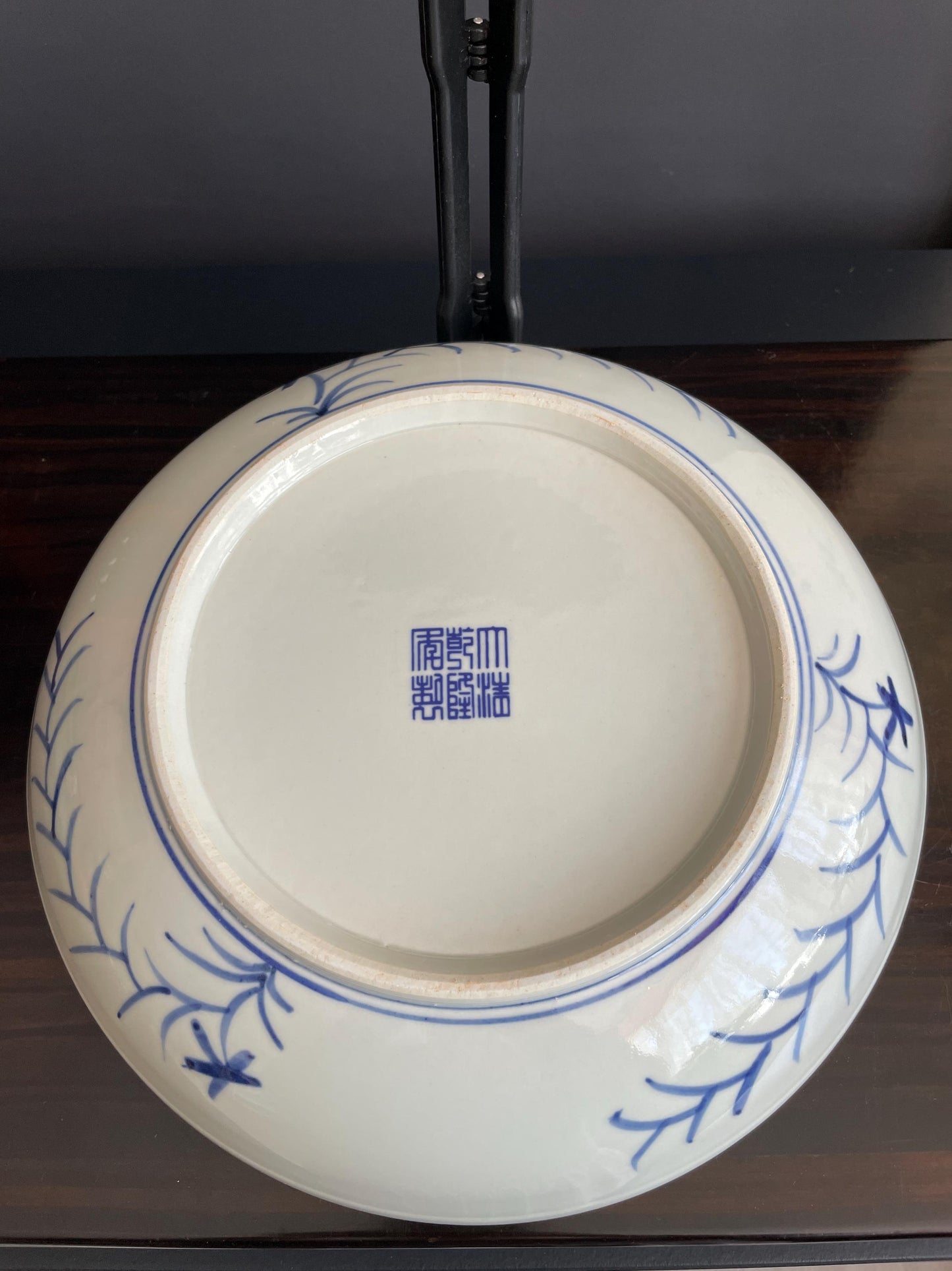 Blue and White Porcelain Display Plate with Stand Chinoiserie Charger Floral Ceramic Plate 28.5cm Traditional Oriental Cabinet Decor Urn