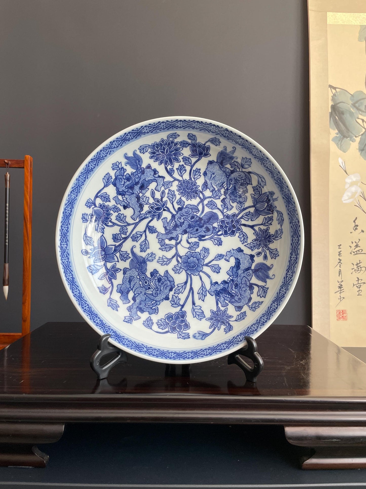 Blue and White Porcelain Display Plate with Stand Chinoiserie Charger Foo Dog Ceramic Plate 28.5cm Traditional Guardian Lion Decor Urn