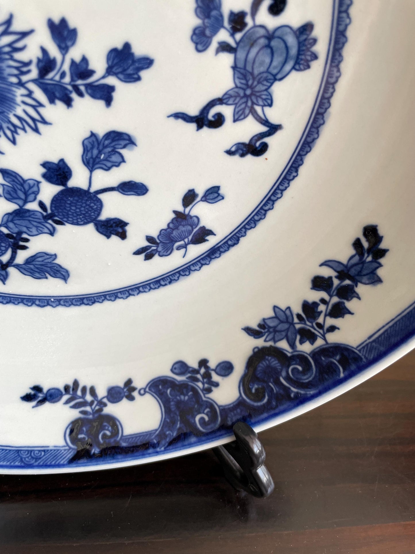 Blue and White Porcelain Display Plate with Stand Chinoiserie Charger Floral Ceramic Plate 28.5cm Traditional Oriental Cabinet Decor Urn