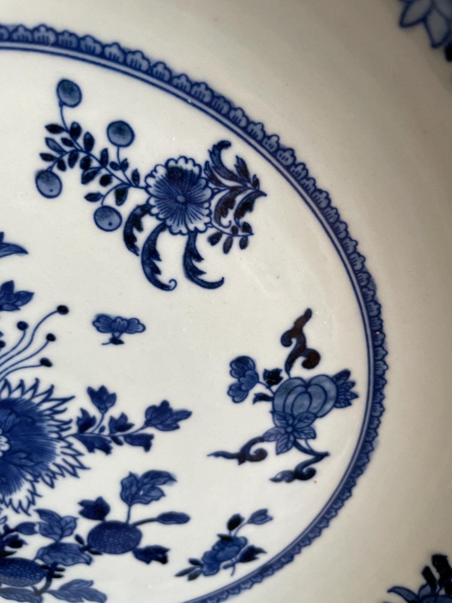 Blue and White Porcelain Display Plate with Stand Chinoiserie Charger Floral Ceramic Plate 28.5cm Traditional Oriental Cabinet Decor Urn