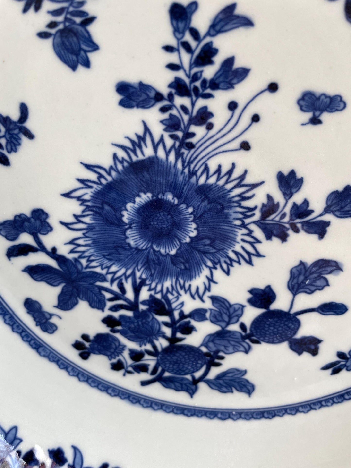 Blue and White Porcelain Display Plate with Stand Chinoiserie Charger Floral Ceramic Plate 28.5cm Traditional Oriental Cabinet Decor Urn
