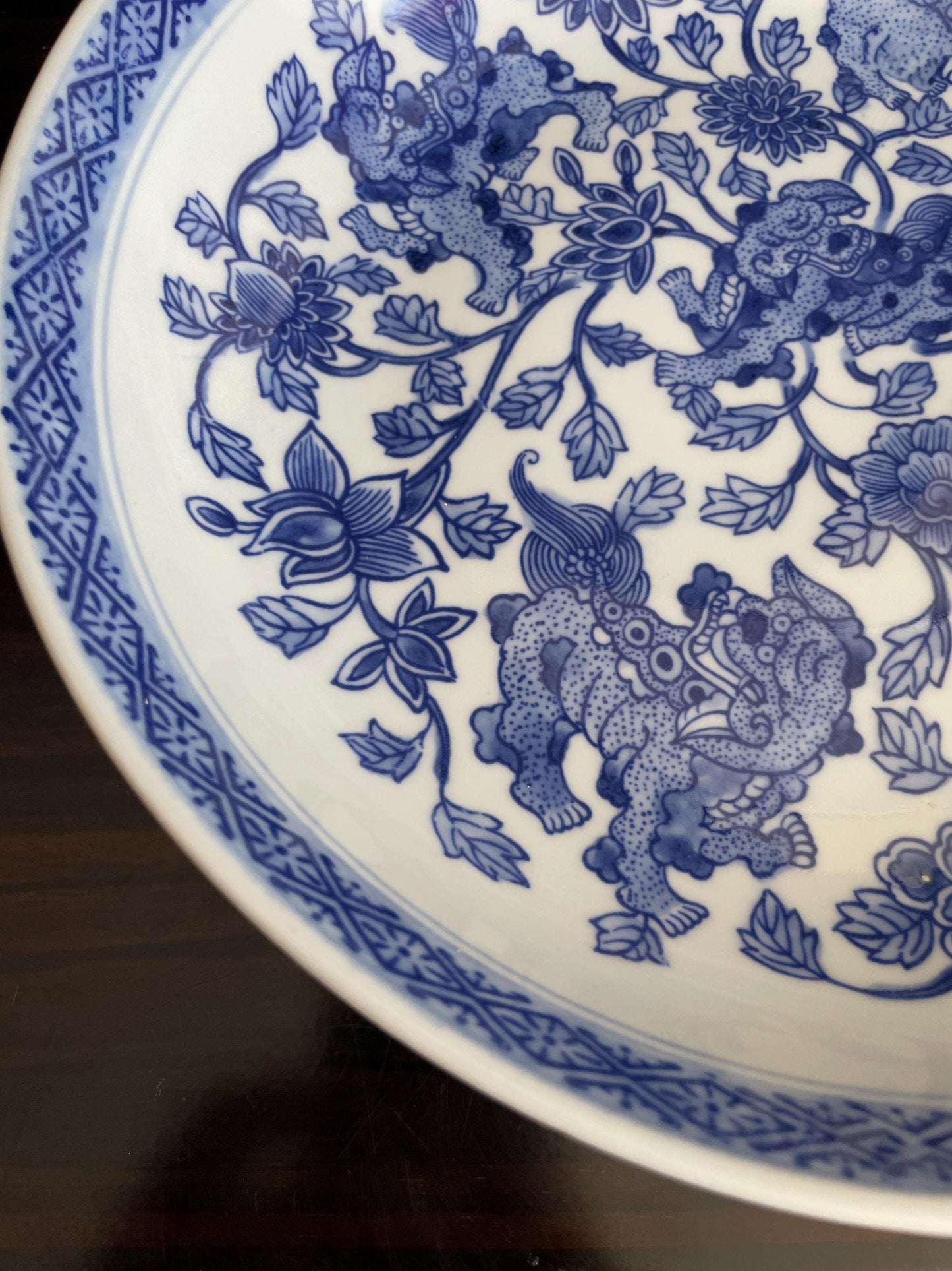 Blue and White Porcelain Display Plate with Stand Chinoiserie Charger Foo Dog Ceramic Plate 28.5cm Traditional Guardian Lion Decor Urn