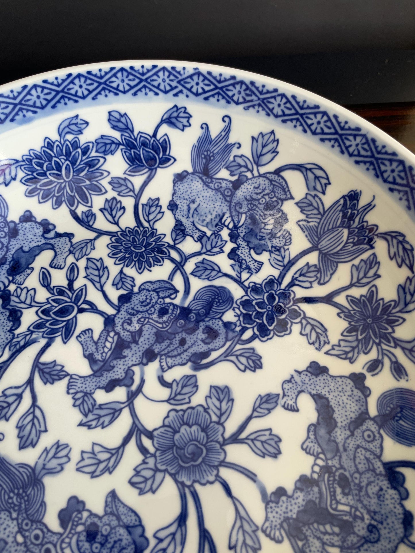 Blue and White Porcelain Display Plate with Stand Chinoiserie Charger Foo Dog Ceramic Plate 28.5cm Traditional Guardian Lion Decor Urn
