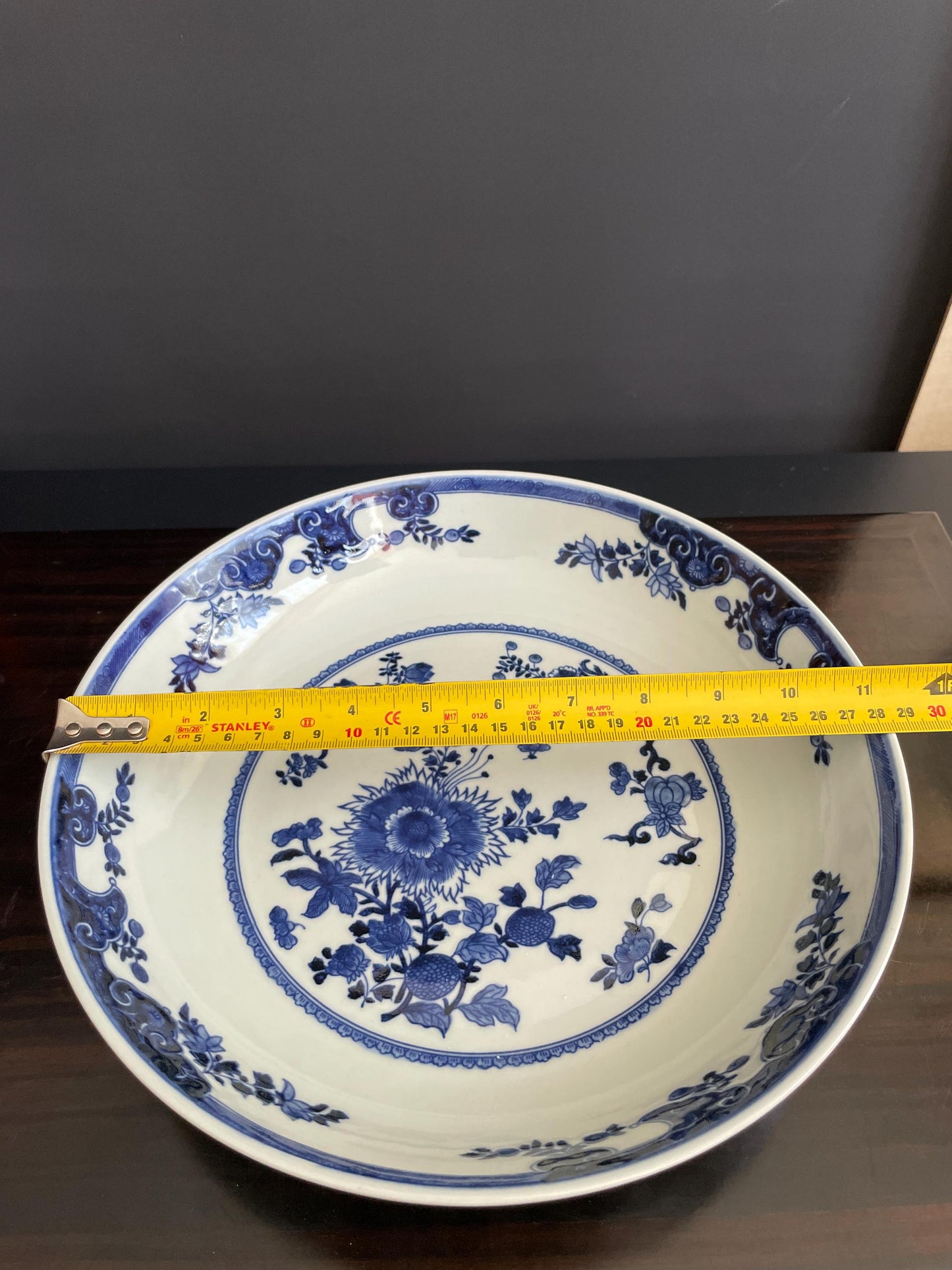 Blue and White Porcelain Display Plate with Stand Chinoiserie Charger Floral Ceramic Plate 28.5cm Traditional Oriental Cabinet Decor Urn