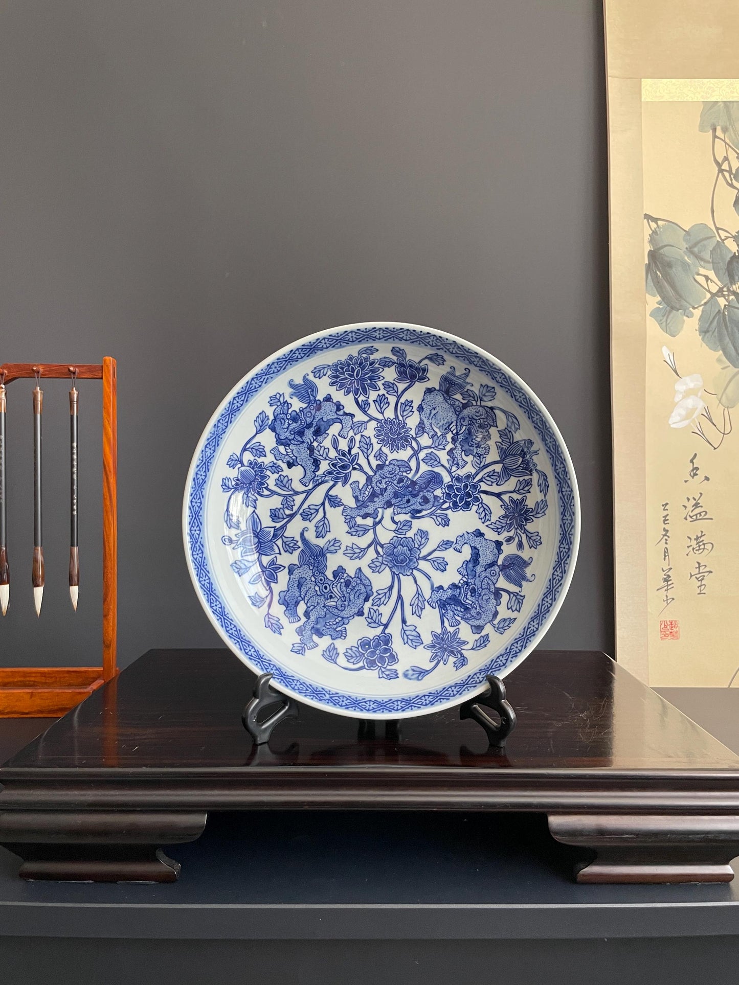 Blue and White Porcelain Display Plate with Stand Chinoiserie Charger Foo Dog Ceramic Plate 28.5cm Traditional Guardian Lion Decor Urn