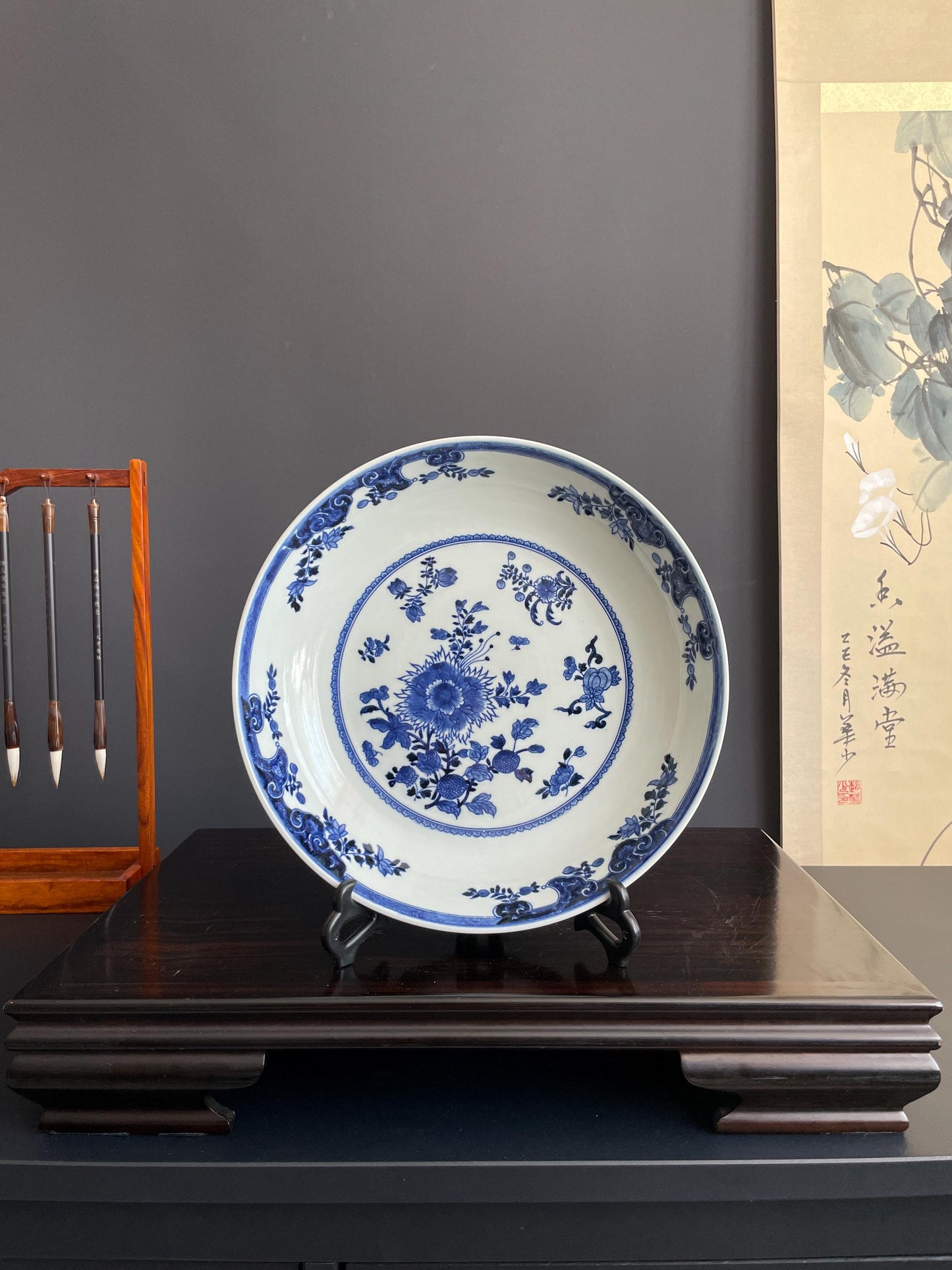 Blue and White Porcelain Display Plate with Stand Chinoiserie Charger Floral Ceramic Plate 28.5cm Traditional Oriental Cabinet Decor Urn