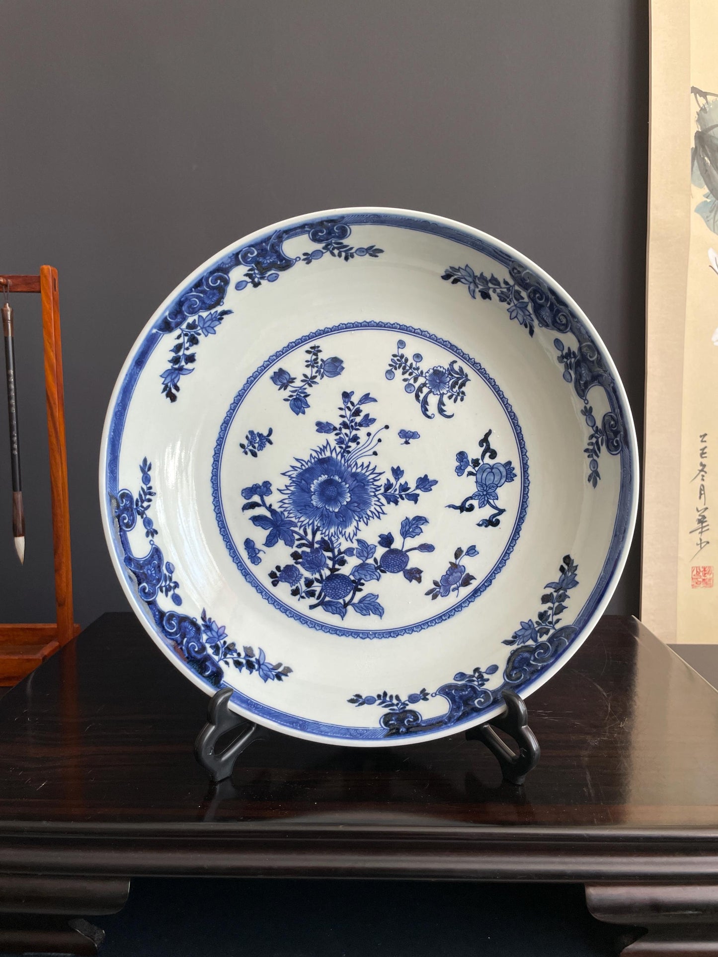 Blue and White Porcelain Display Plate with Stand Chinoiserie Charger Floral Ceramic Plate 28.5cm Traditional Oriental Cabinet Decor Urn