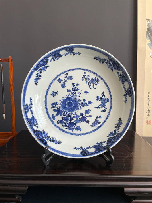 Blue and White Porcelain Display Plate with Stand Chinoiserie Charger Floral Ceramic Plate 28.5cm Traditional Oriental Cabinet Decor Urn