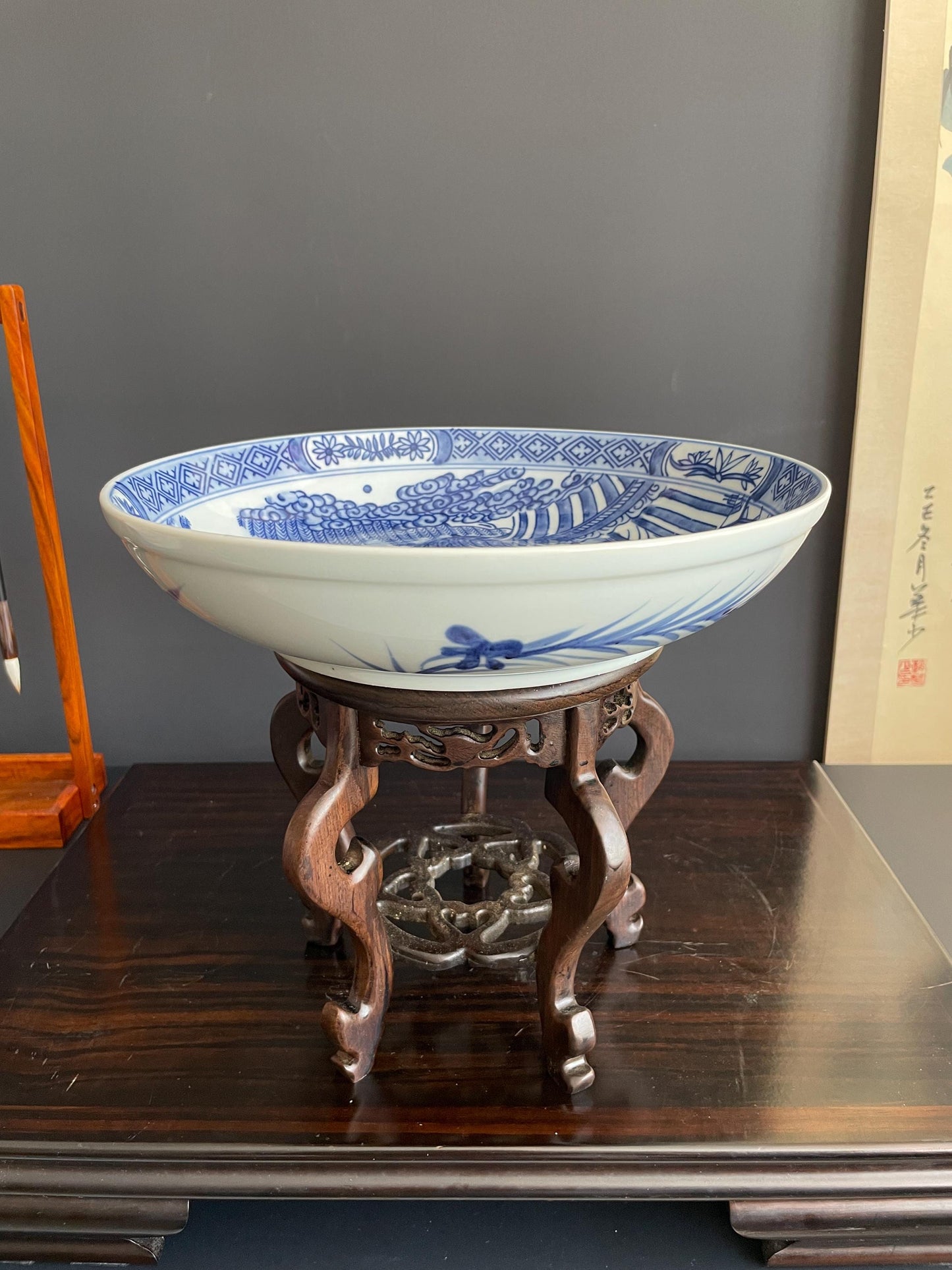 Blue and White Porcelain Display Plate with Stand Chinoiserie Charger Scholar Garden Scene Ceramic Traditional Oriental Decorative Art Plate