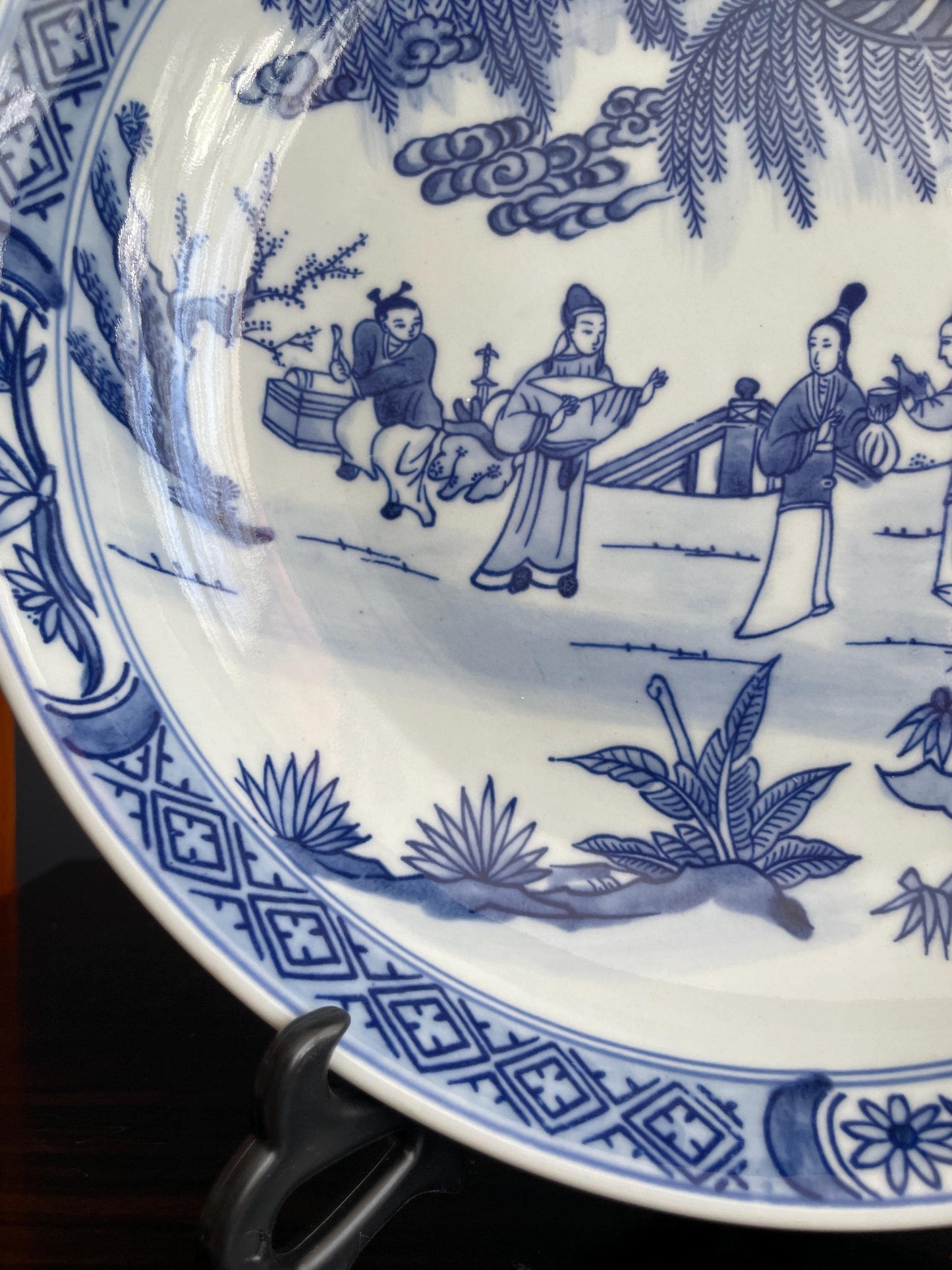 Blue and White Porcelain Display Plate with Stand Chinoiserie Charger Scholar Garden Scene Ceramic Traditional Oriental Decorative Art Plate