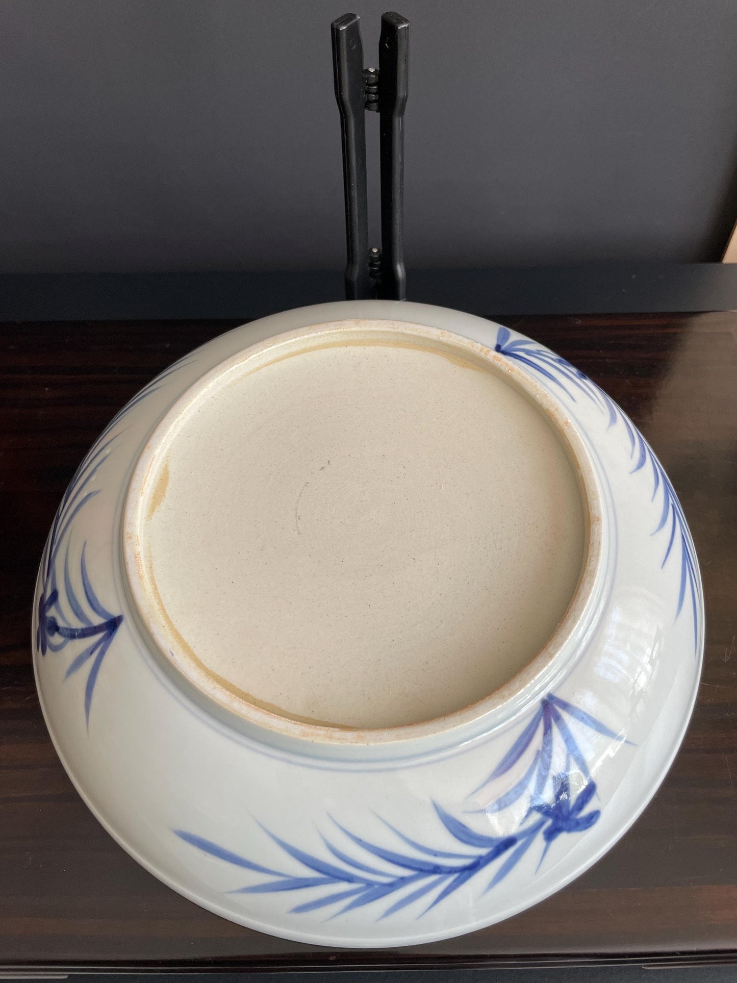 Blue and White Porcelain Display Plate with Stand Chinoiserie Charger Foo Dog Ceramic Plate 28.5cm Traditional Guardian Lion Decor Urn