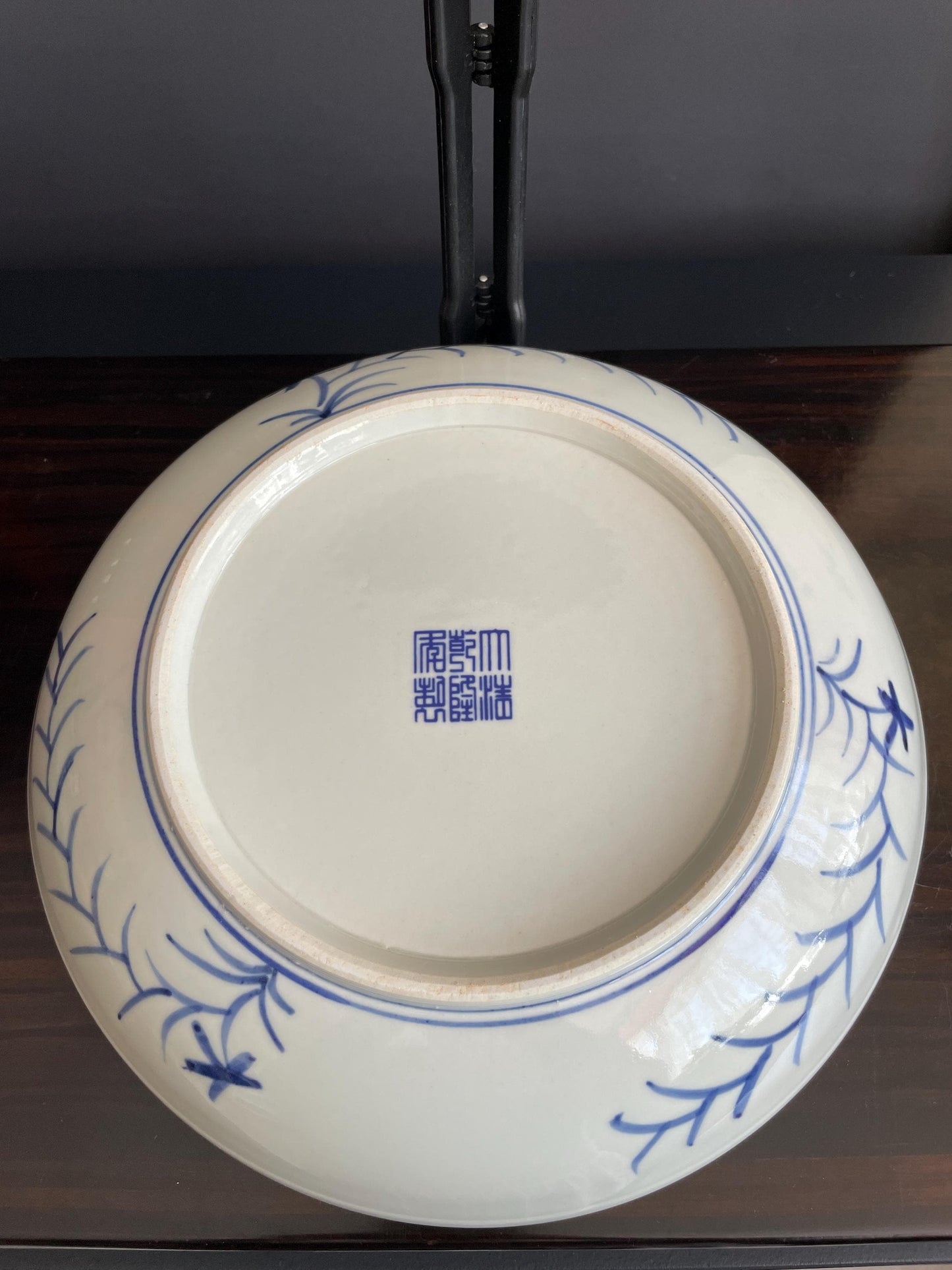 Blue and White Porcelain Display Plate with Stand Chinoiserie Charger Floral Ceramic Plate 28.5cm Traditional Oriental Cabinet Decor Urn