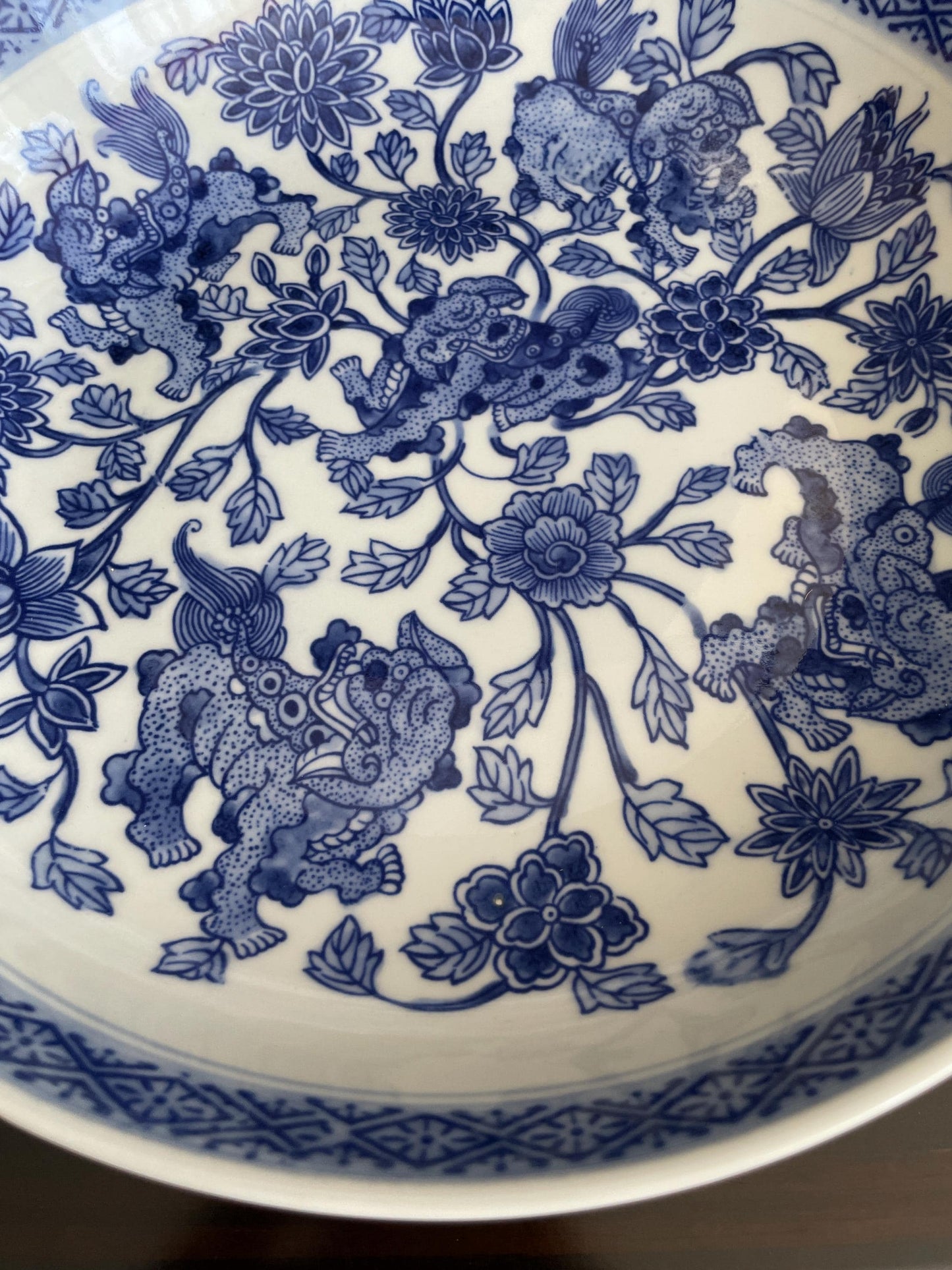 Blue and White Porcelain Display Plate with Stand Chinoiserie Charger Foo Dog Ceramic Plate 28.5cm Traditional Guardian Lion Decor Urn