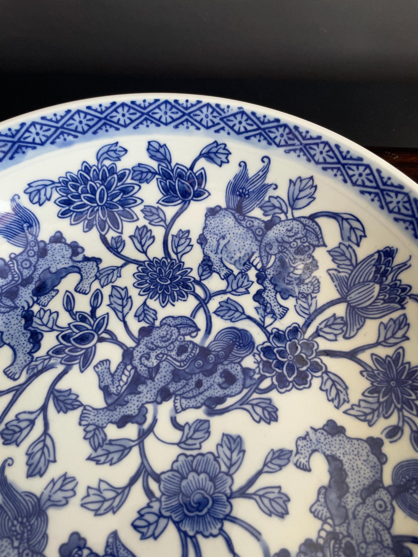 Blue and White Porcelain Display Plate with Stand Chinoiserie Charger Foo Dog Ceramic Plate 28.5cm Traditional Guardian Lion Decor Urn