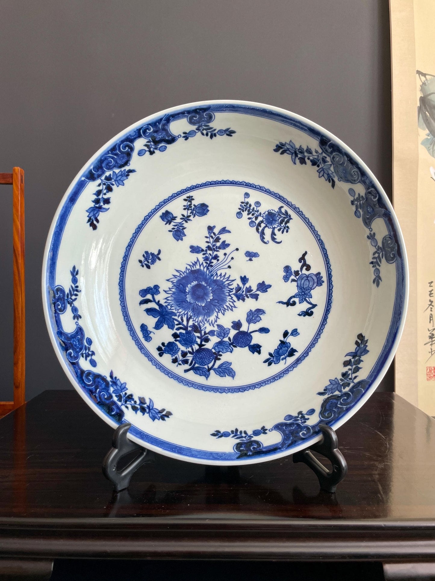 Blue and White Porcelain Display Plate with Stand Chinoiserie Charger Floral Ceramic Plate 28.5cm Traditional Oriental Cabinet Decor Urn