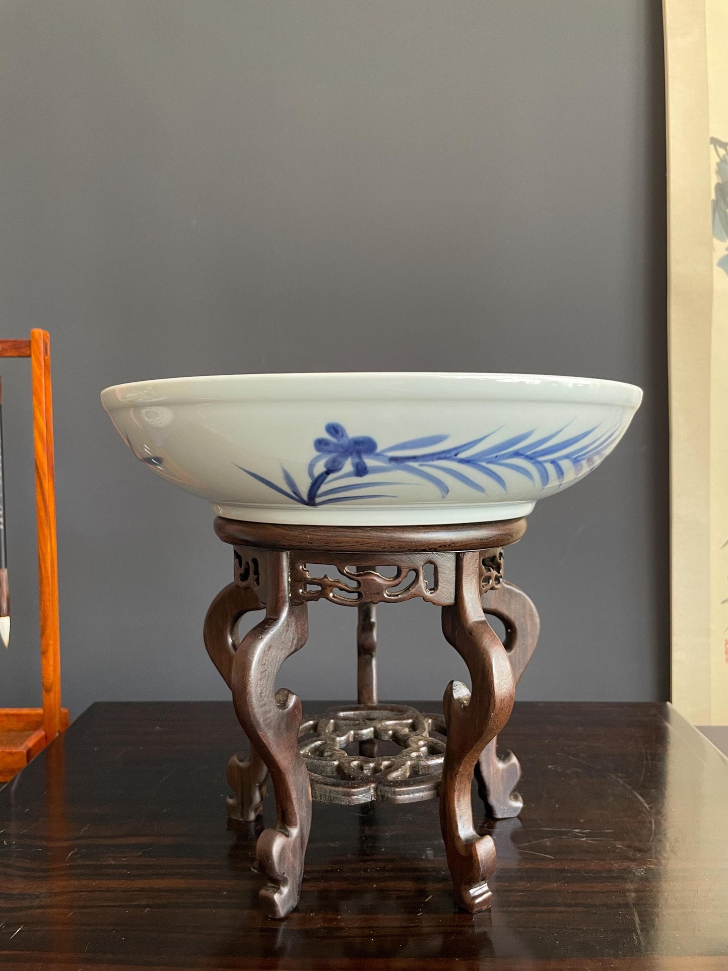 Blue and White Porcelain Display Plate with Stand Chinoiserie Charger Foo Dog Ceramic Plate 28.5cm Traditional Guardian Lion Decor Urn