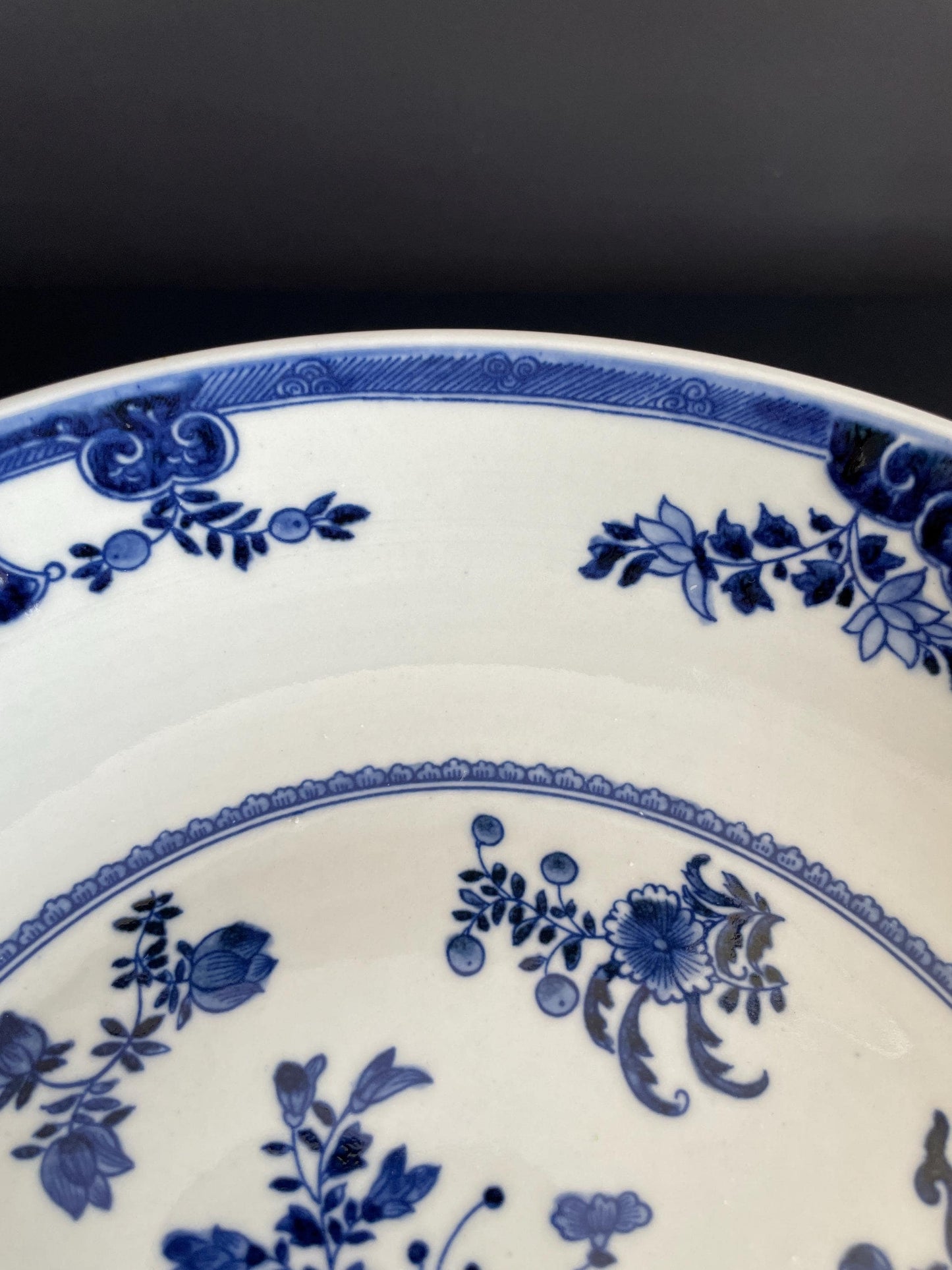 Blue and White Porcelain Display Plate with Stand Chinoiserie Charger Floral Ceramic Plate 28.5cm Traditional Oriental Cabinet Decor Urn