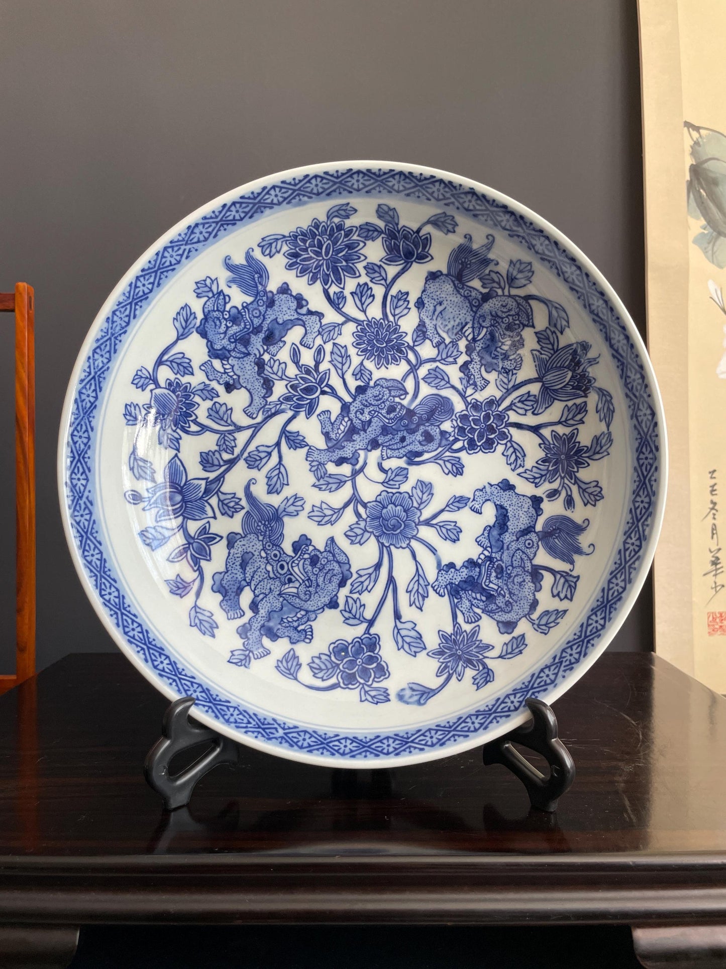 Blue and White Porcelain Display Plate with Stand Chinoiserie Charger Foo Dog Ceramic Plate 28.5cm Traditional Guardian Lion Decor Urn
